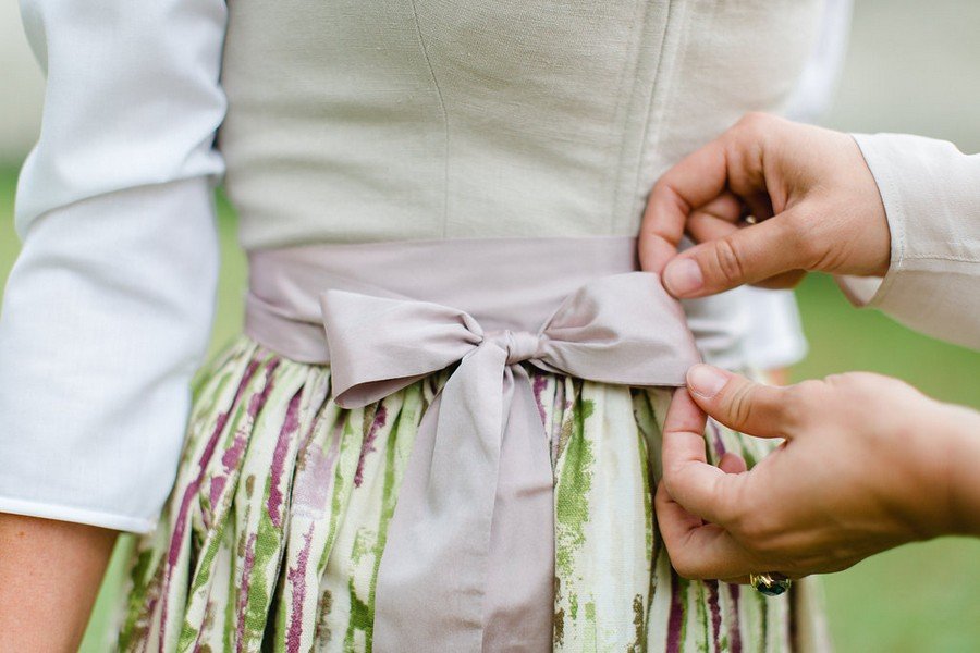 Ideen, wie ihr das Styling von Braut und Brautmutter passend aufeinander abstimmen könnt, am Beispiel von Tracht und Brautdirndl.