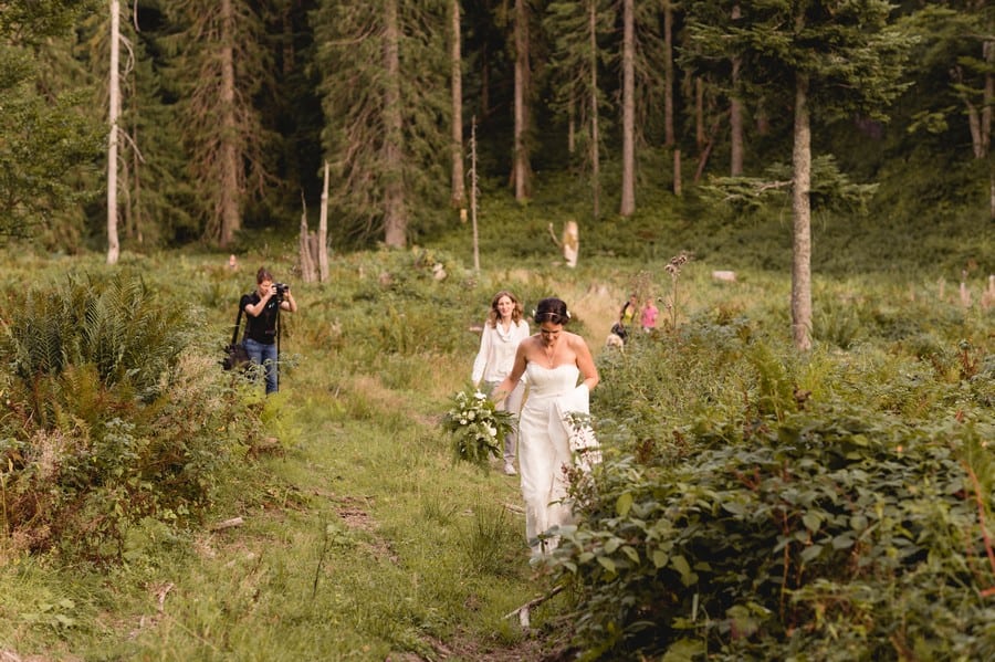Making-of des ersten styled shoots von Hochzeitsgezwitscher (mit Trauwerk) in der freien Natur im Boho-Vintage-Stil mit dem Thema Farne