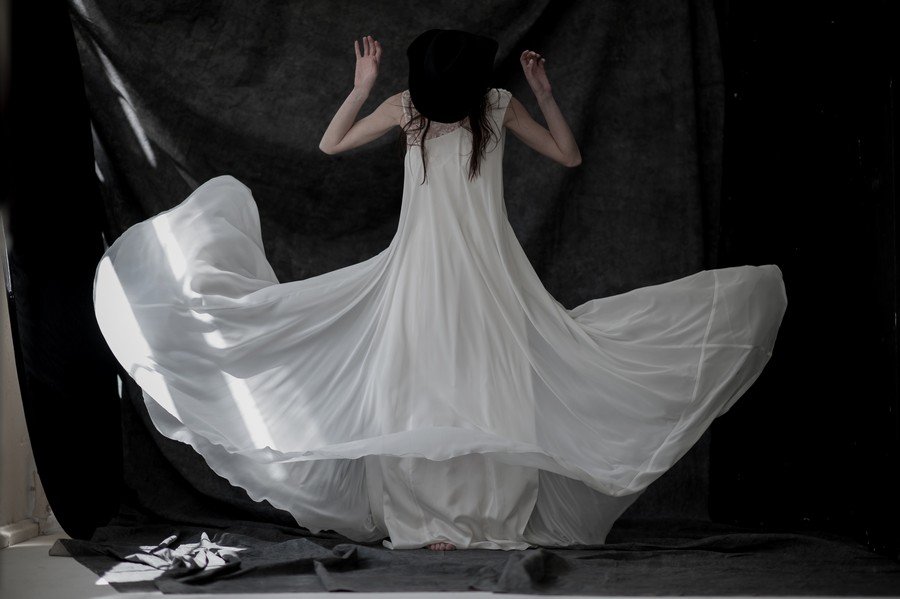 Düstere Romantik mit eine Hauch Gothic-Stil: Alltagskleidung kombiniert mit Brautmode von therese und luise.