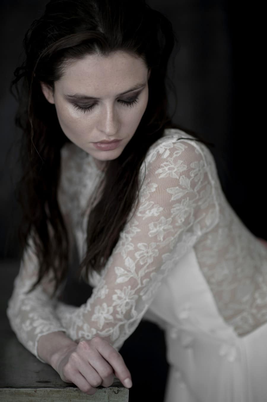 Düstere Romantik mit eine Hauch Gothic-Stil: Alltagskleidung kombiniert mit Brautmode von therese und luise.