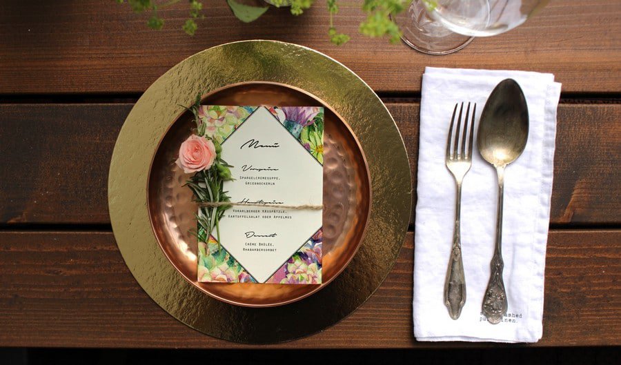 Menü für eure Hochzeit modernen Vintage- Stil mit Wasserfarbendesign und Blumen