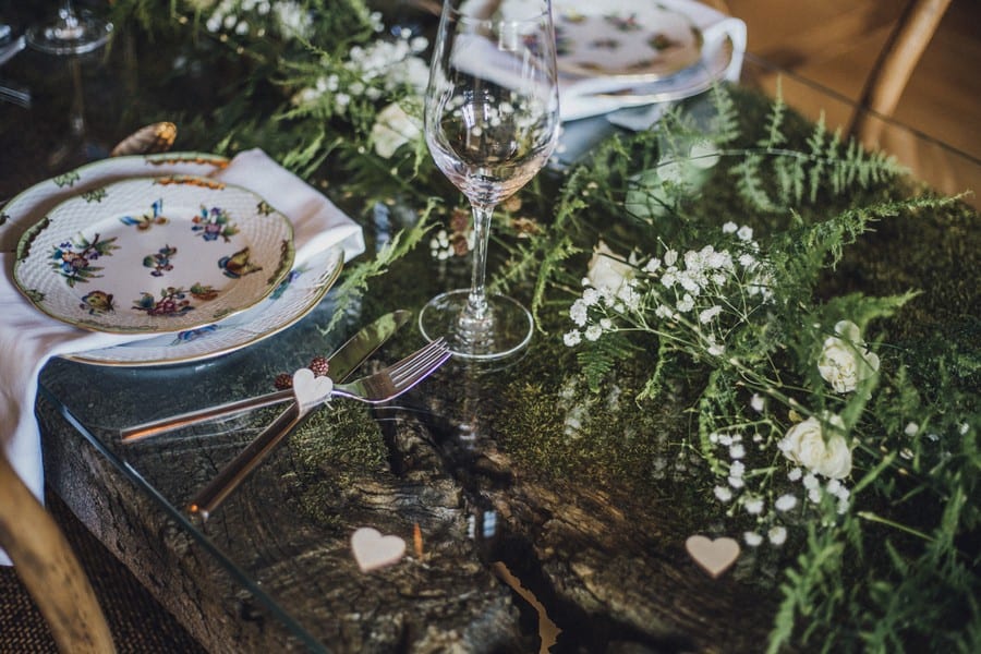 Zauberhafte Tischdeko für eine elegante Waldhochzeit