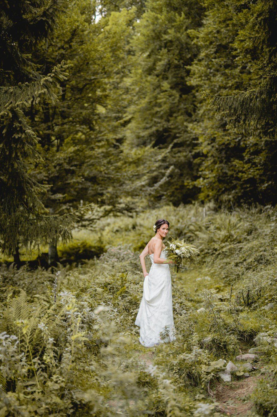 Inspirationen für eine natürliche Hochzeit mit Farnen. Ein styled Shoot in den Bayerischen Alpen von Trauwerk und Hochzeitsgezwitscher