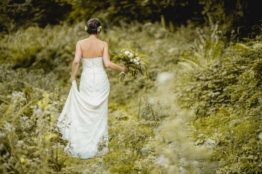 Inspirationen für eine natürliche Hochzeit mit Farnen. Ein styled Shoot in den Bayerischen Alpen von Trauwerk und Hochzeitsgezwitscher