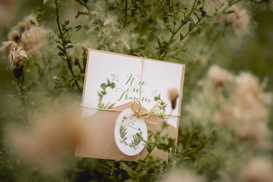 Idee für eine natürliche Hochzeits-Einladung mit Farnen in Grün und Weiß