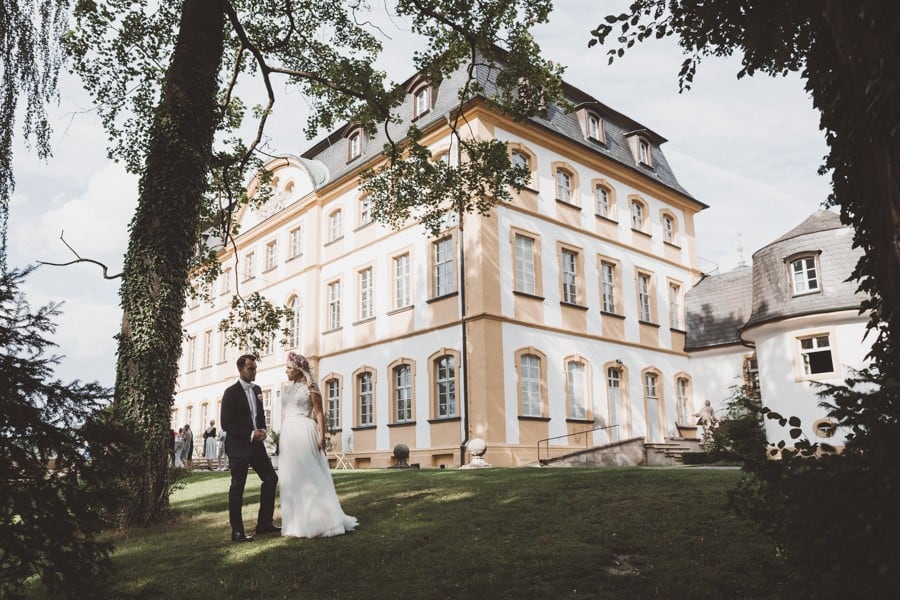 Boho-Hochzeit im Garten von Schloss Jägersburg