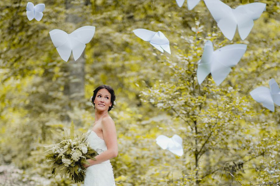 Inspirationen für eine natürliche Hochzeit mit Farnen und Traum-Motiven wie Zwergen und Schmetterlingen. styled Shoot in Bayern von Trauwerk und Hochzeitsgezwitscher