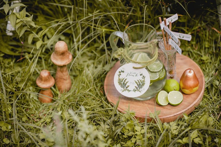 Ideen für einen ausgefallenen Sweet Table im natürlichen Stil auf einer Waldlichtung