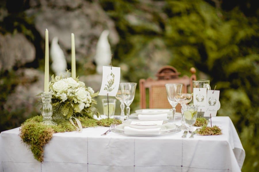 Idee für eine natürliche Hochzeits-Tischdeko mit Farnen in Grün und Weiß