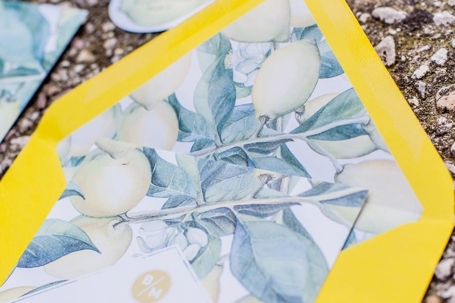 Engagement-Shooting am Gardasee mit Ideen für eine Hochzeitsdeko mit Zitronen