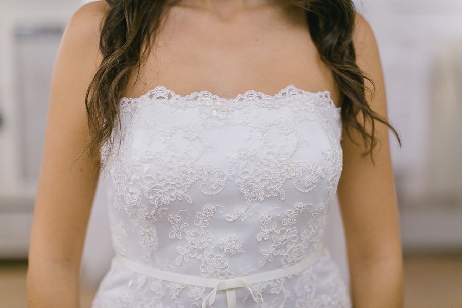 Klassisches Brautkleid mit kleiner Schleppe und geradem Ausschnitt