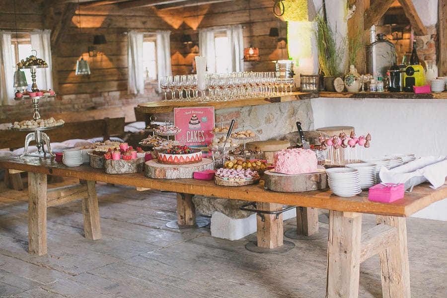 Idee für einen Sweet-Table bei einer Vintage-Scheunenhochzeit