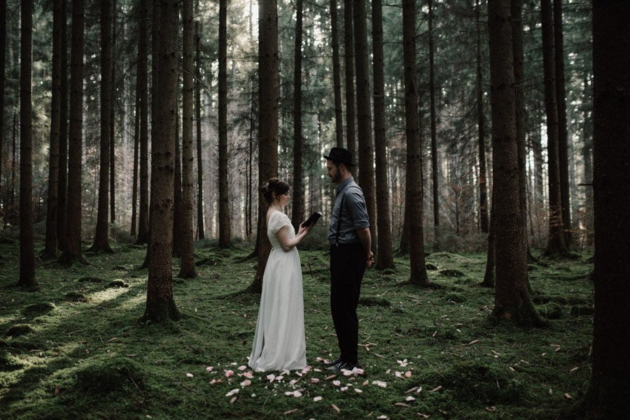 Elopement im Wald am Starnberger See: eine Hochzeit zu zweit