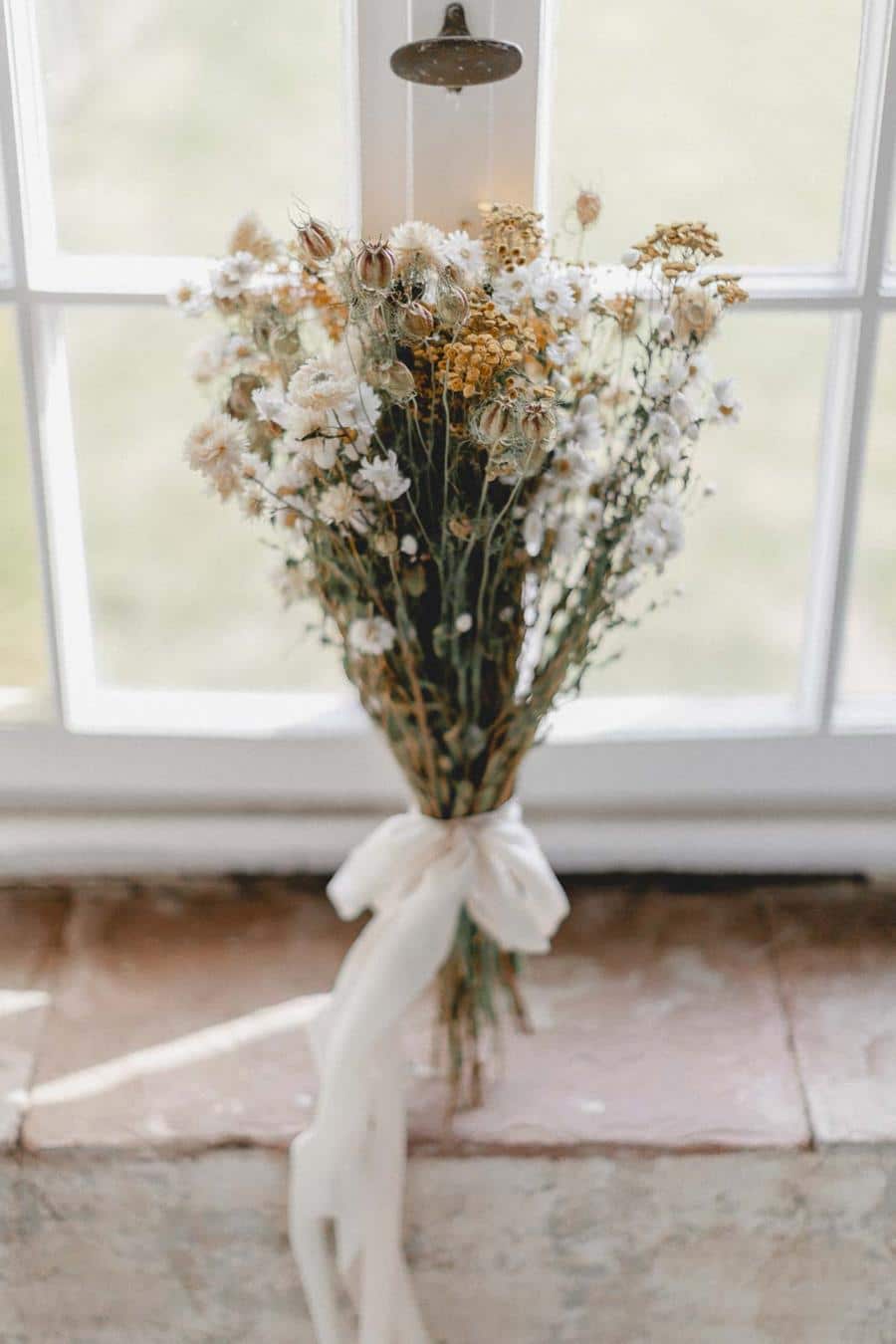 Brautstrauss aus getrockneten Wiesen-Blumen, passend für eine Boho-Braut