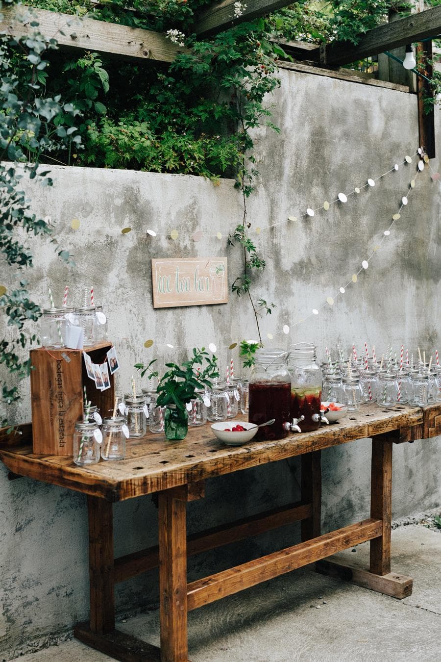 Süße Vintage-inspirierte Hochzeit mit freier Trauung im Obst-Garten von Kirchstett