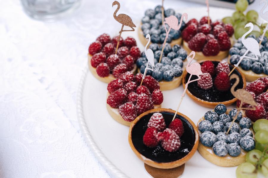 Sweet Table mit Obst und Beeren bei einer Hochzeit
