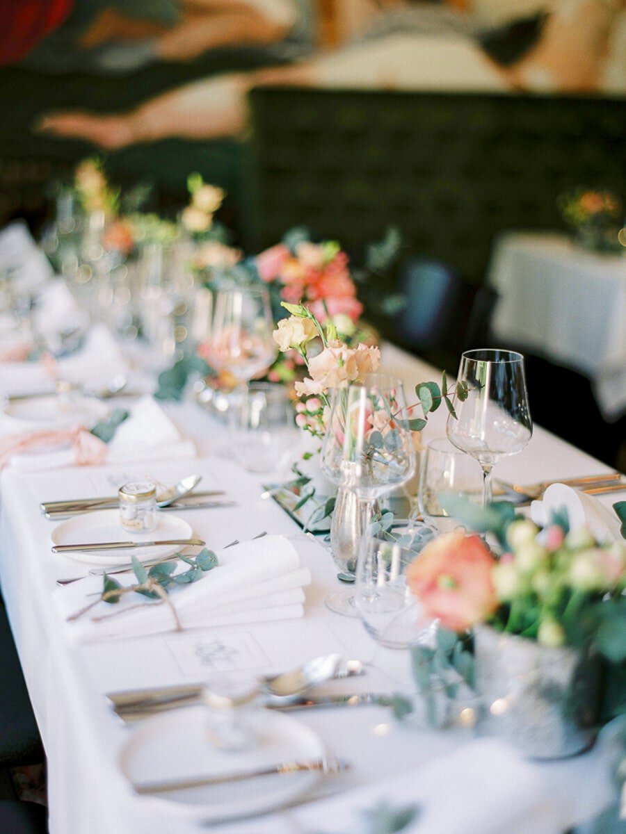 Klassische Vintage-Tischdeko bei einer Hochzeit mit Glas und rosa Rosen