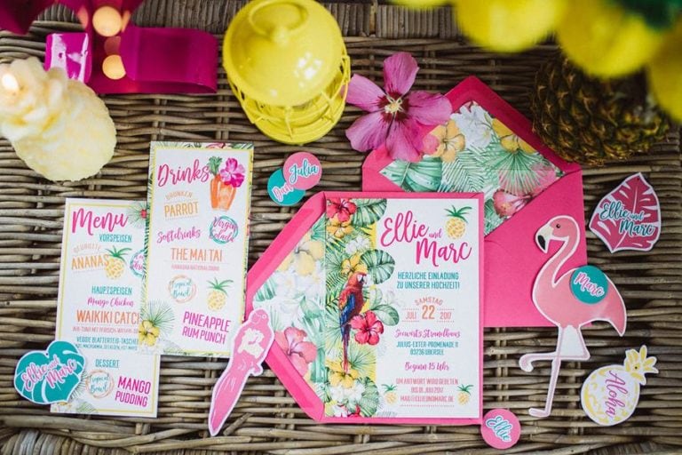 Fröhliche, poppige Hochzeits-Einladung mit Flamingo von Cariz Design