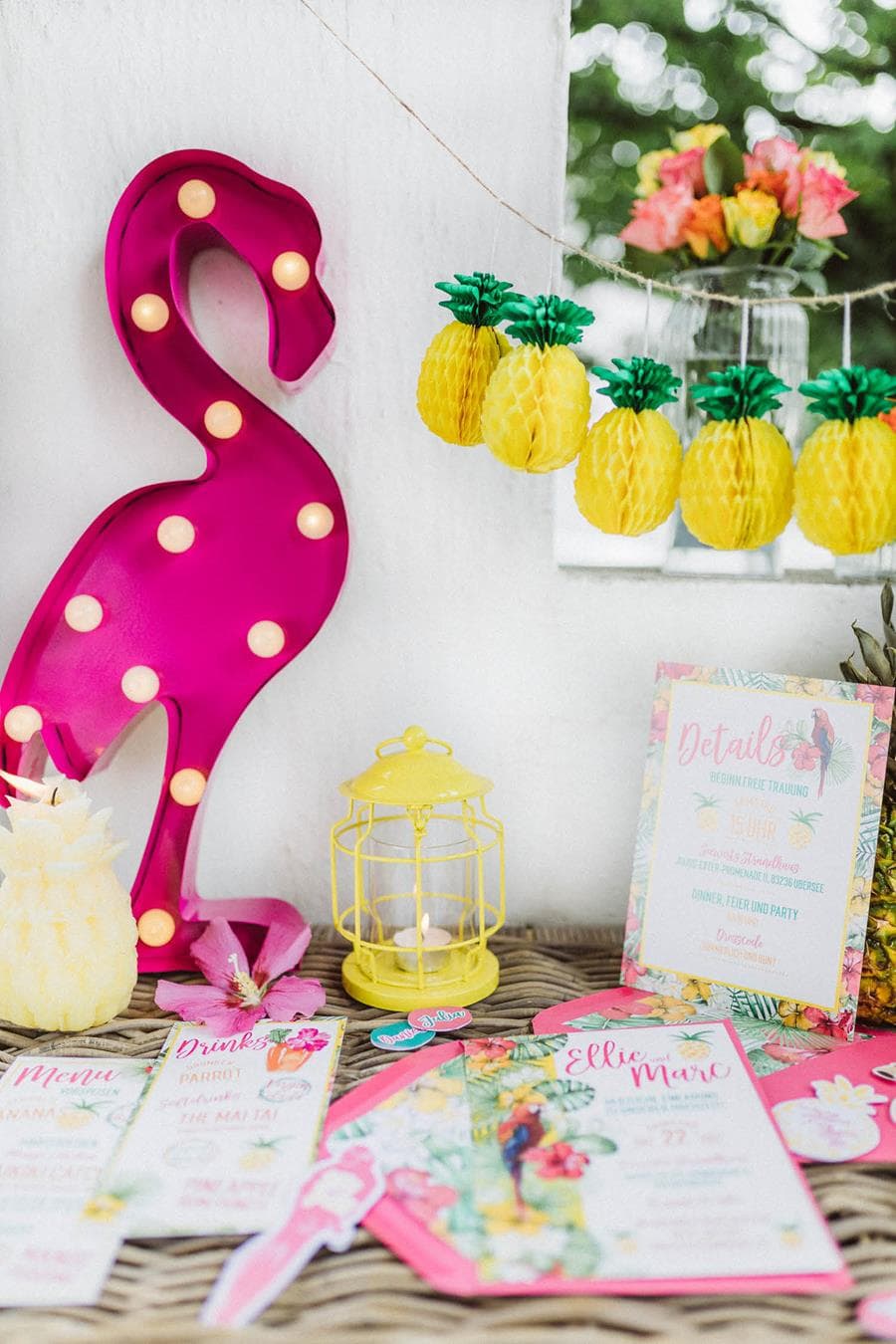 Fröhliche, poppige Hochzeits-Einladung mit Flamingo von Cariz Design