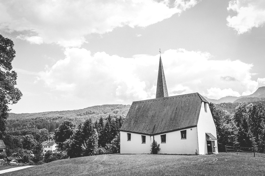 Trauung in der modernen Kirche von Schwaiganger