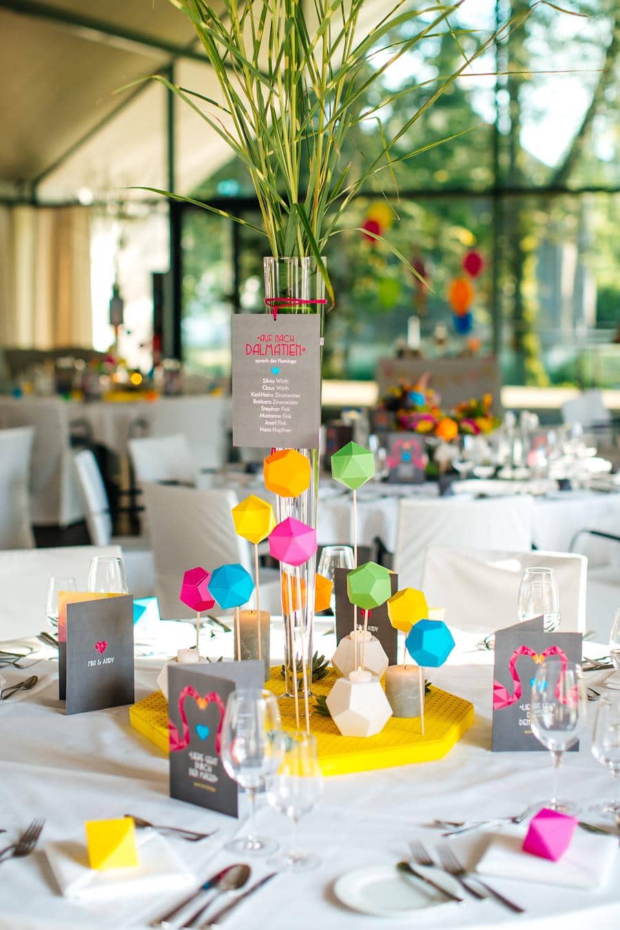 Bunte, moderne, poppige Hochzeit: Idee für die Tischdeko und die Blumen