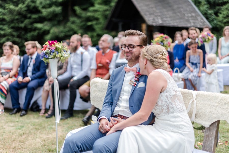 Echte Hochzeit auf einer Bergwiese vor dem Gasthof Schönblick im Bayerischen Wald
