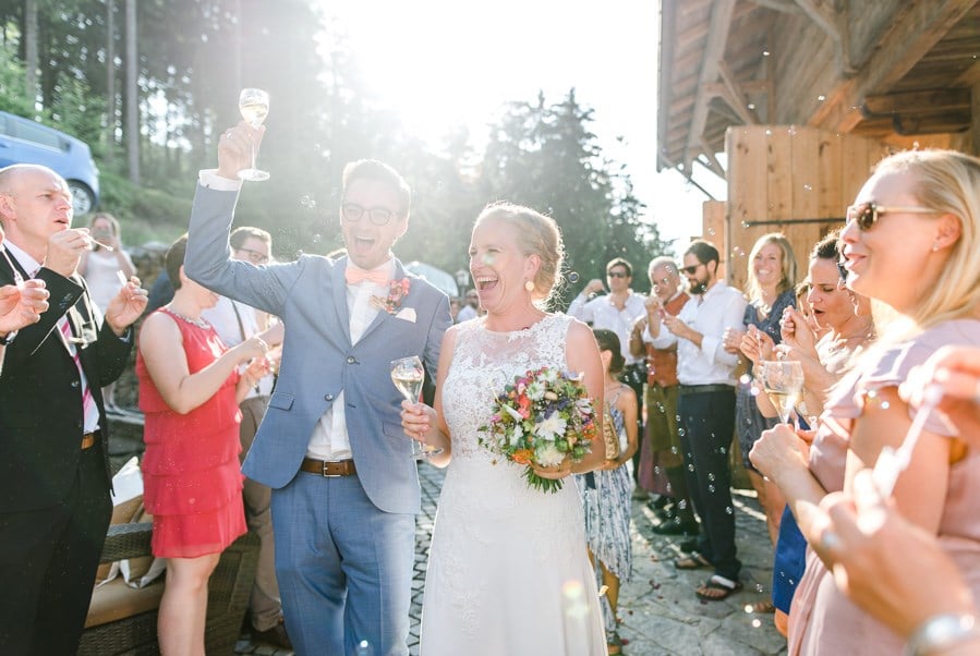 Echte Hochzeit auf einer Bergwiese vor dem Gasthof Schönblick im Bayerischen Wald