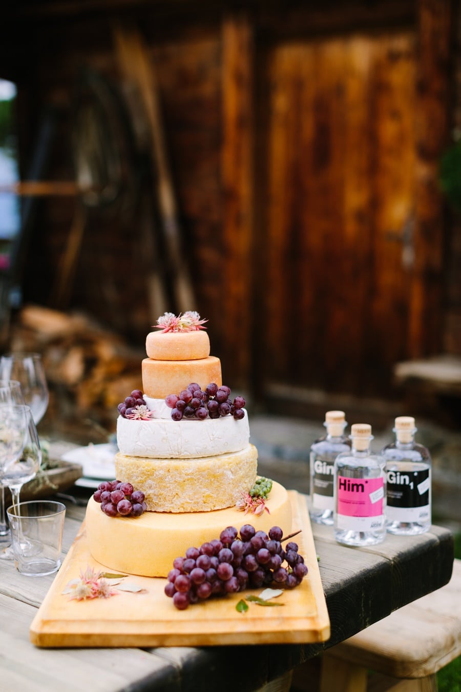 Torte aus Käselaiben als Idee für ein ungewöhnliches Hochzeitscatering