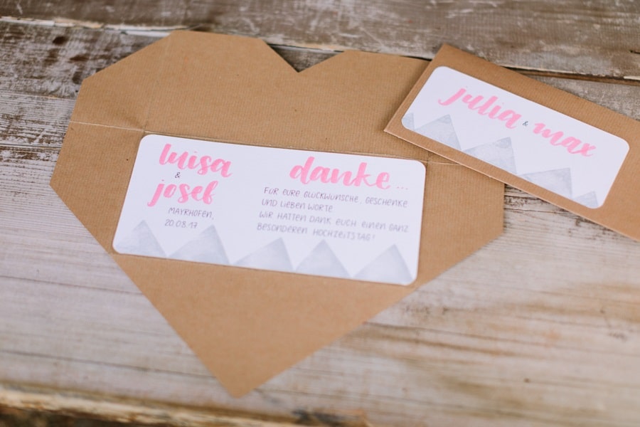 Hochzeit: Moderne Einladung und Papeterie in Pink und Kraftpapier