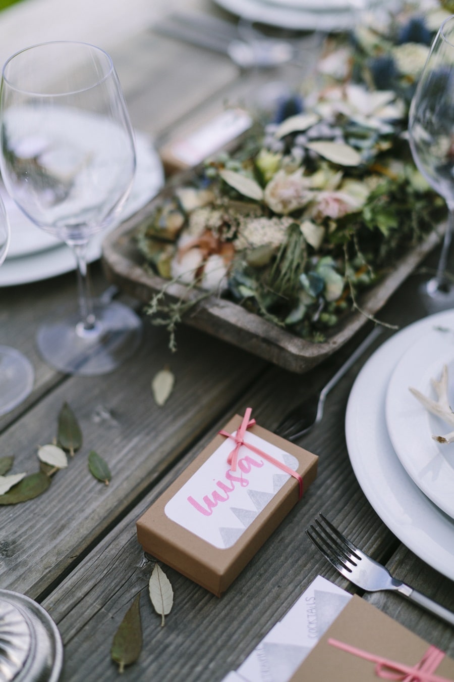 Hochzeit: Moderne Tischdeko in Pink und Kraftpapier
