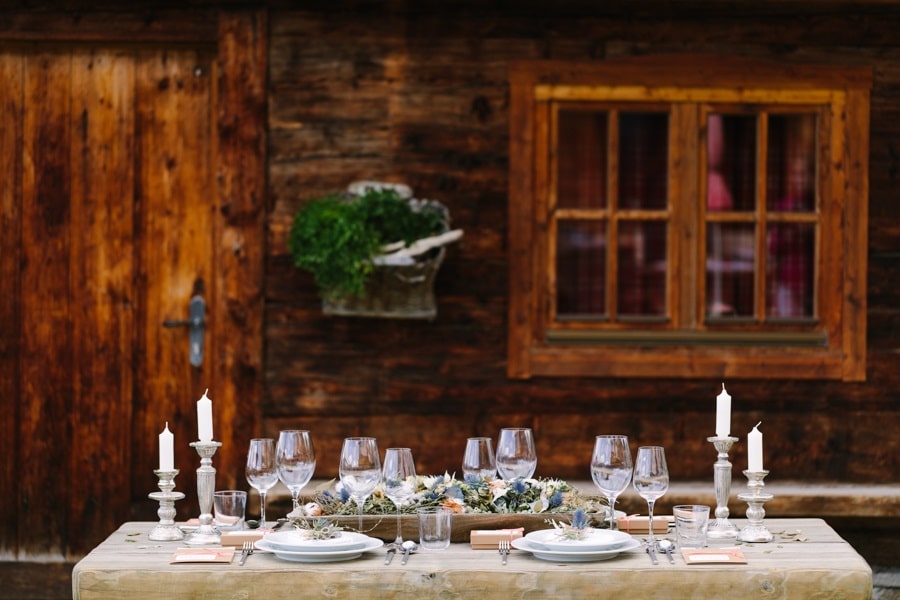 Hochzeit: Moderne Tischdeko in Pink und Kraftpapier