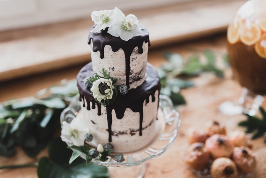 Drpping Cake mit dunkler Scholoade: Ideen für eine elegante Hochzeit in Grün und Gold